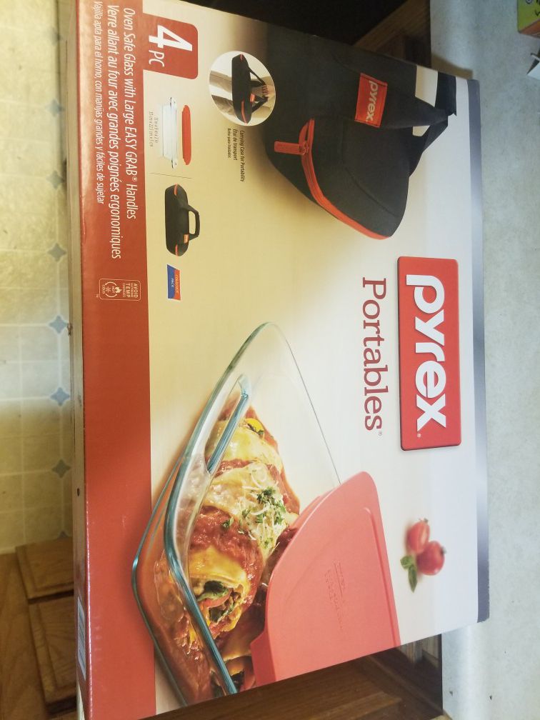 Pyrex portable cooking dish