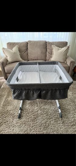 Twin Bassinet / Bedside Sleeper – Excellent Condition