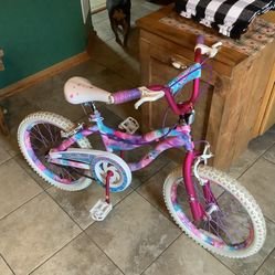 Like new Girls 18” Bike by Dynacraft hand brakes, rear pedal brake, no rust 3 months old, quick adjust seat post, reflectors, chain guard, BMX a model