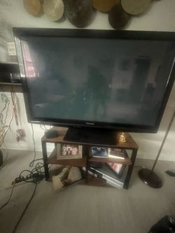 2 flat screen TVs