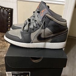 Nike Air Jordan 1 Mid SE