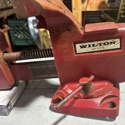 Vintage Heavy Duty Vise 5-1/2 Serrated Jaws Swivel Base USA Made