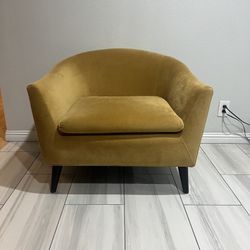 Single Sofa Chair By Jennifer Taylor Home Lia Mid-Century Barrel Accent Chair, Gold Velvet, Club Chair. Still in great condition!