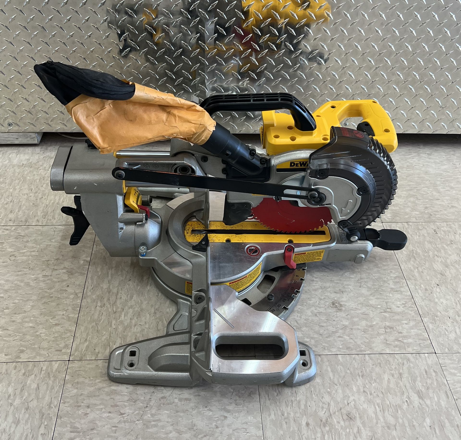 DeWalt DCS361 7 1/4” 20v Cordless Sliding Compound Miter Saw *5379