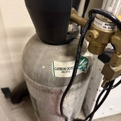 CO2 Tank With Regulator