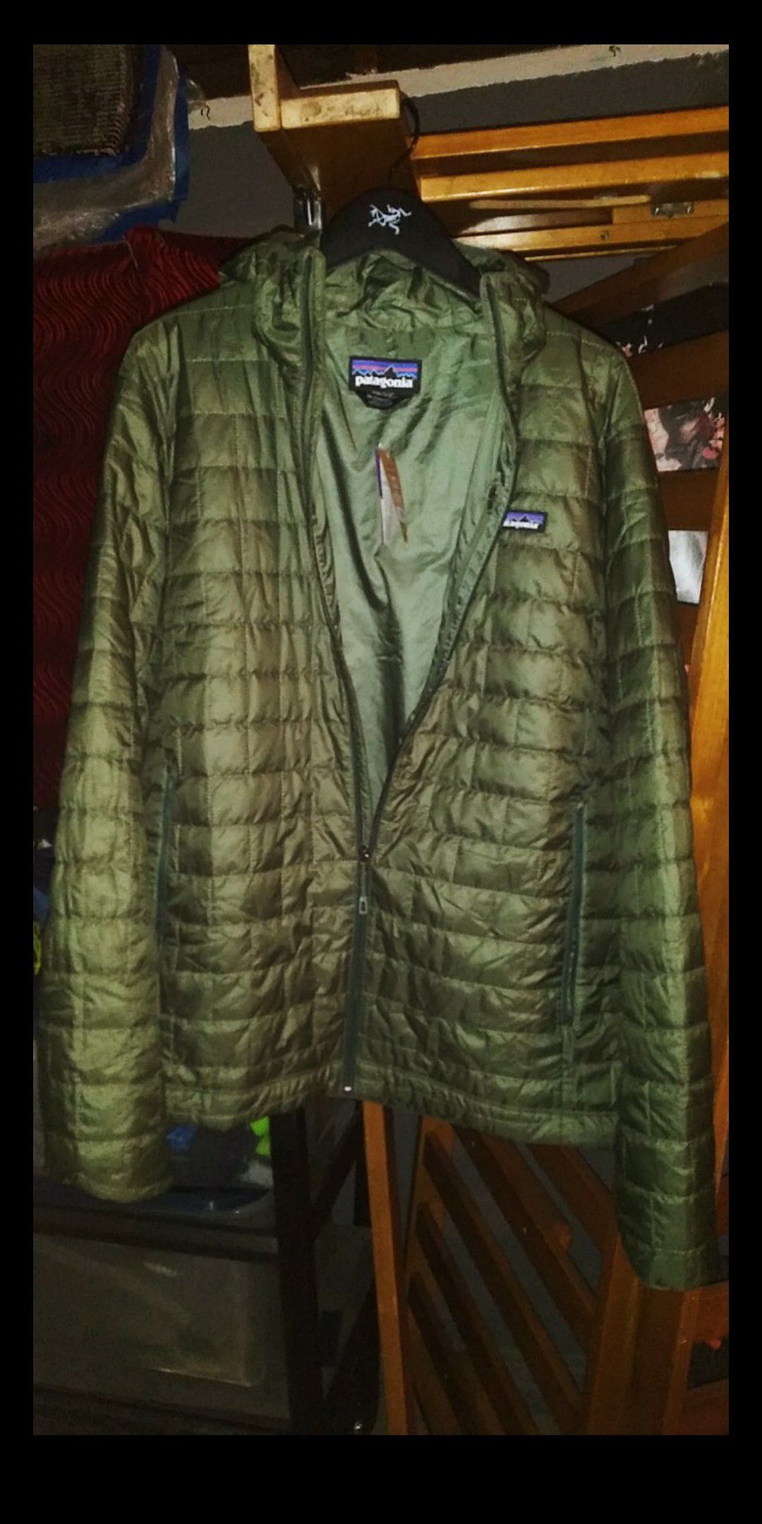 New Patagonia Micro Puff hooded Jacket. Industrial Green Color