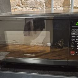Farberware 700-Watt Microwave 