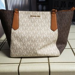 Michael Kor Purse Hardly Used In Really Good Condtion Limited Edition. Not Sold Anymore.