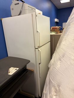 White Top-Freezer Refrigerator