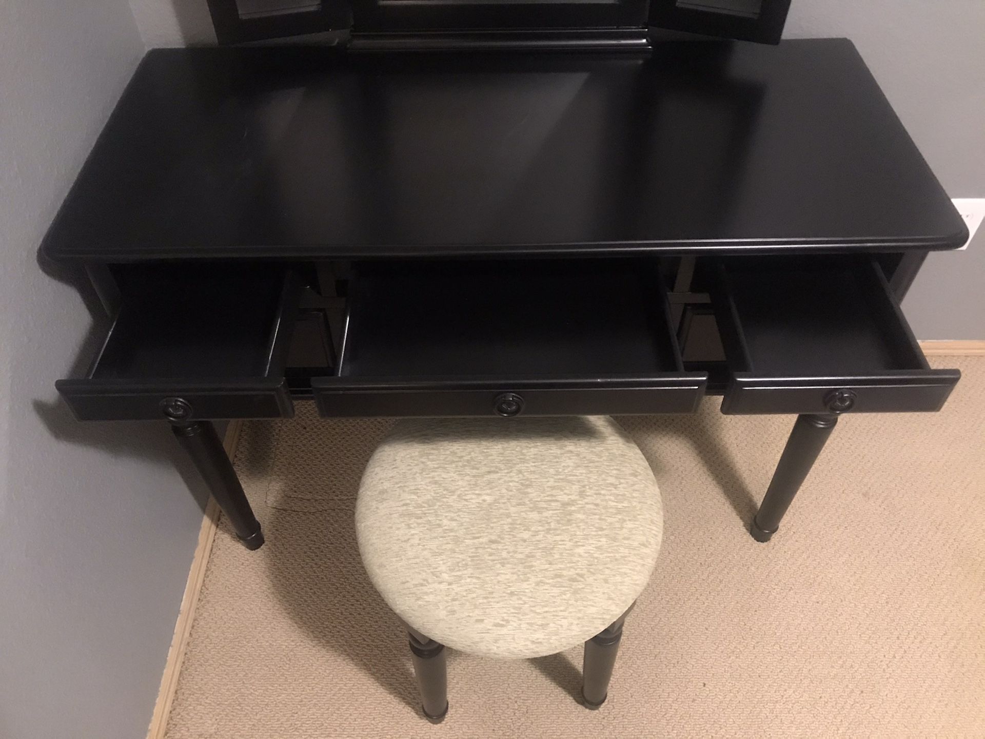 *Pending sale* Black makeup vanity for Sale in Federal Way, WA OfferUp
