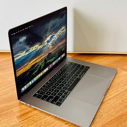 MacBook Pro 15” 2018 6-CORE  i7 32GB RAM 500GB SSD RADEON PRO 560X 4GB GRAPHICS
