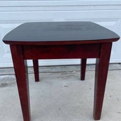 Hard Wood End Table Dimensions:27”x23”x19”(H) In good condition Located in North Fontana