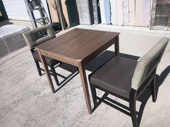 Table with 2 chairs