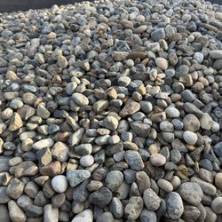Tons of river rock 1 1/2” for sale + delivery 