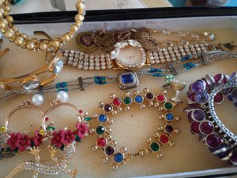 Necklaces bracelets watch earrings broche