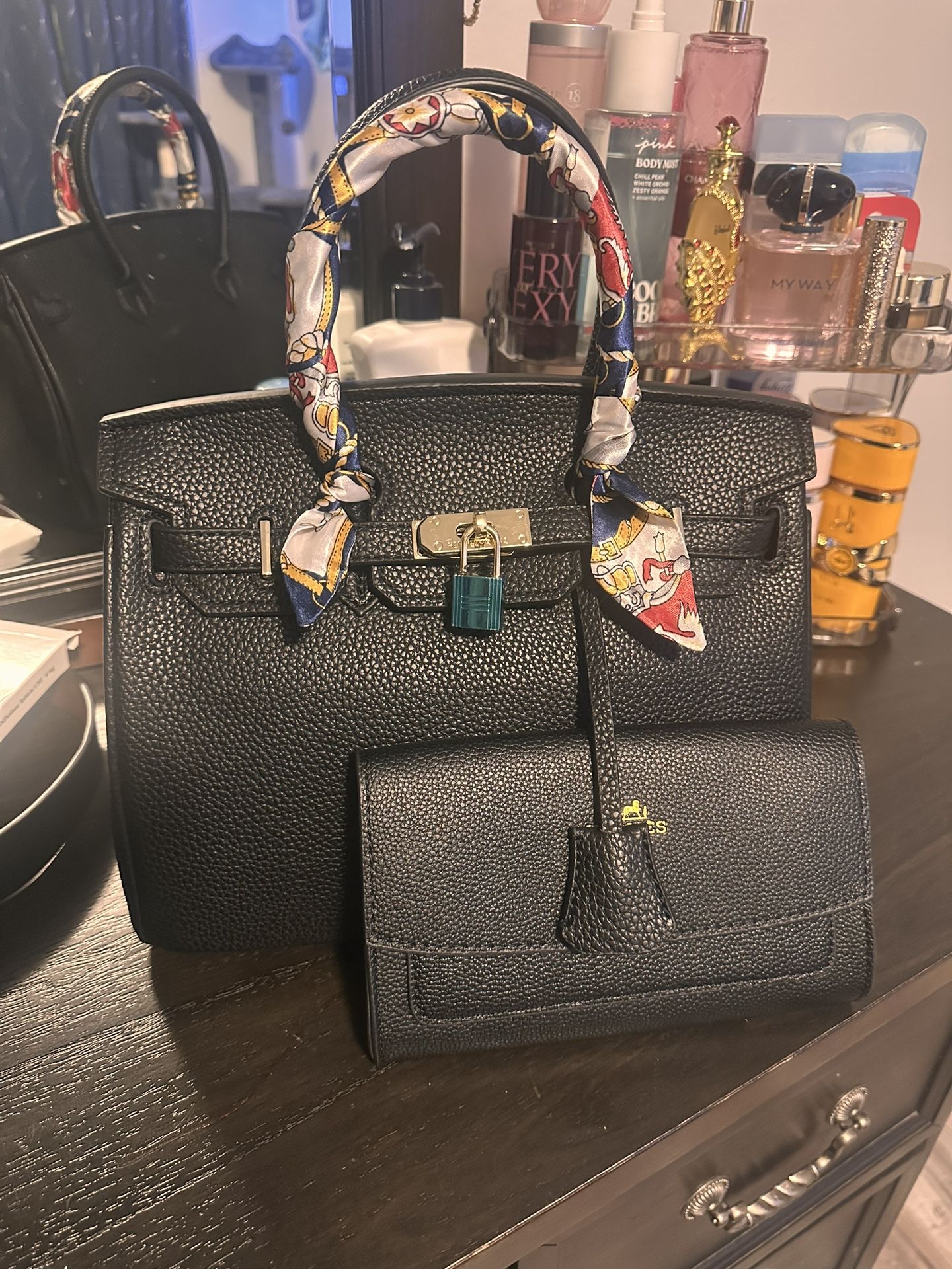 Women’s Purse With Makeup Bag
