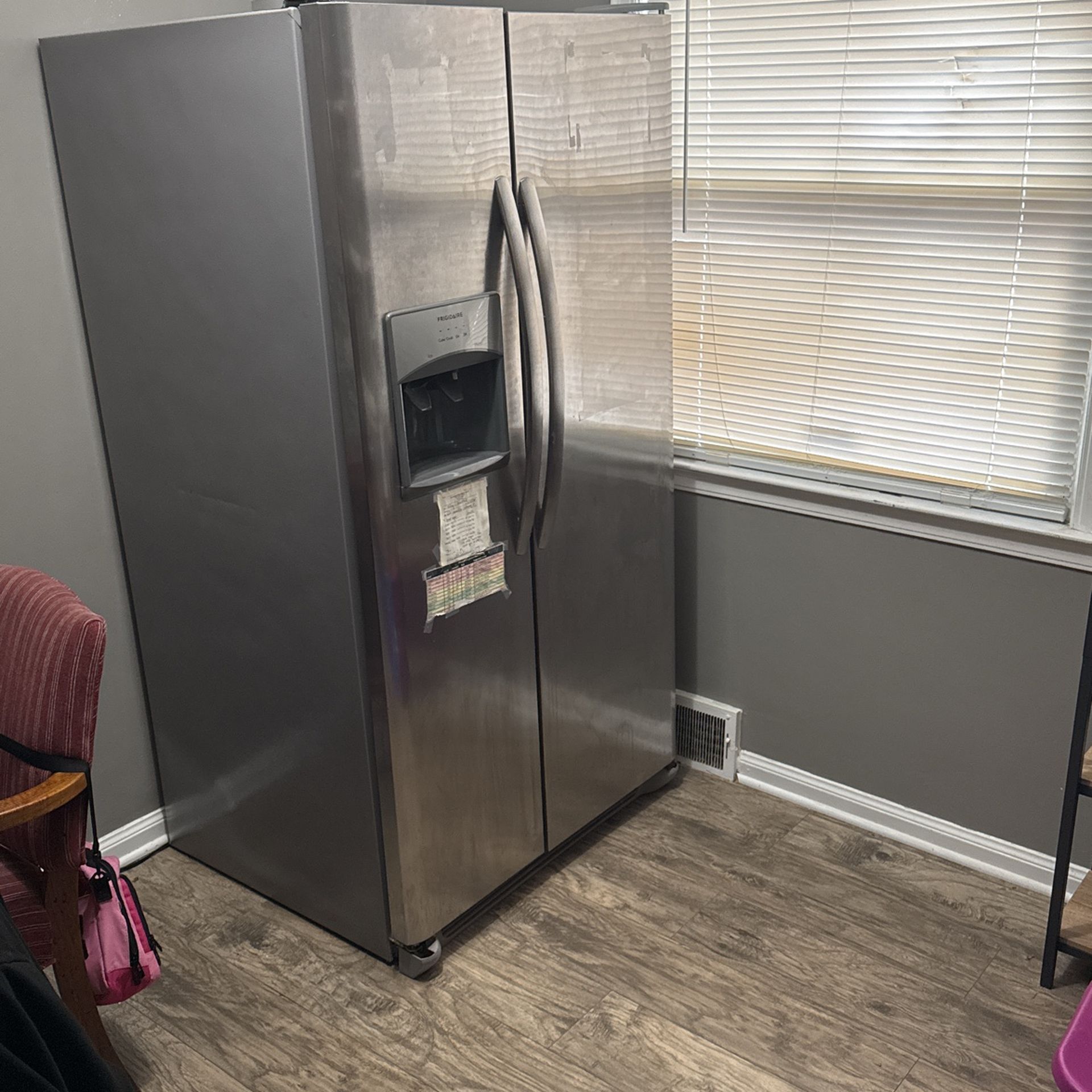 Frigidaire Refrigerator/ice/water Dispenser for Sale in Detroit, MI