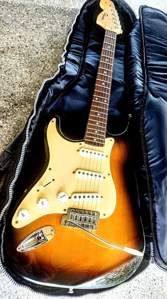 Fender Squier Affinity Sunburst Stratocaster Left-Handed w/ Acc.