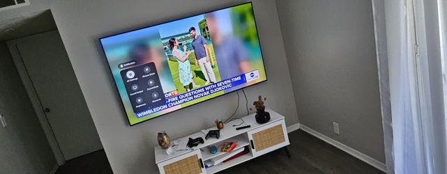 75in Crystal UHD Samsung TV/ TV Stand