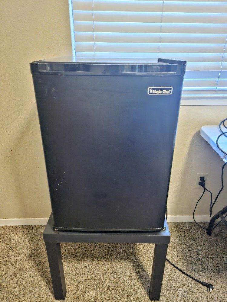 Mini Fridge MAGIC CHEF