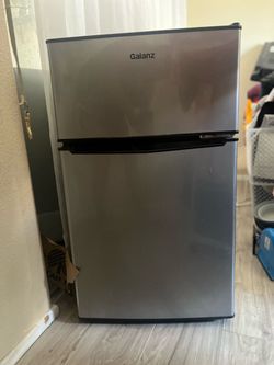 Mini fridge with freezer