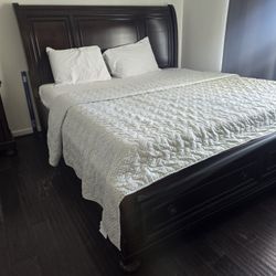 King Size Bed With Dresser And Two Side Cupboard