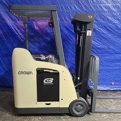 Crown Electric Stand-Up 3 Wheels Forklift 