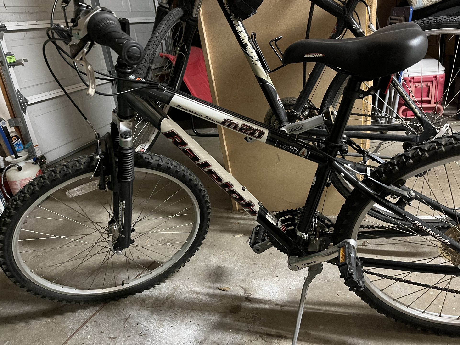 Raleigh M20 White 26 Inch Wheels