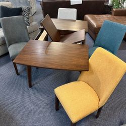 Lyncott Extension Dining Room Set Table and 4 Chairs 