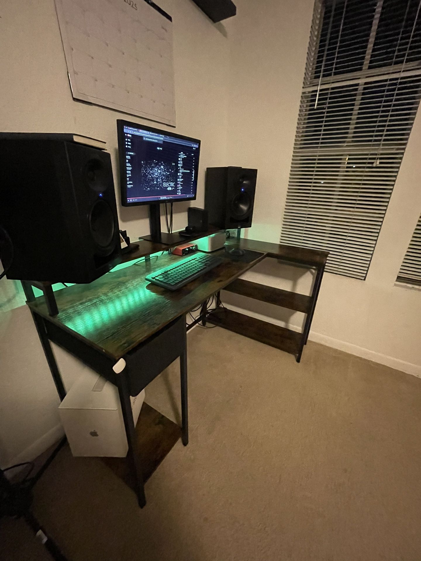 Work Desk / W Outlet And LED