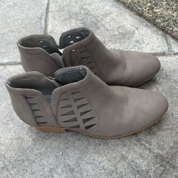 Women’s size 11 grey boot