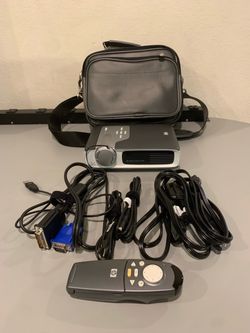 HP Projector with carrying case and remote