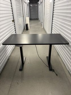 Adjustable computer table