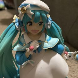 Hatsune miku figure (with 2 mini keychains)