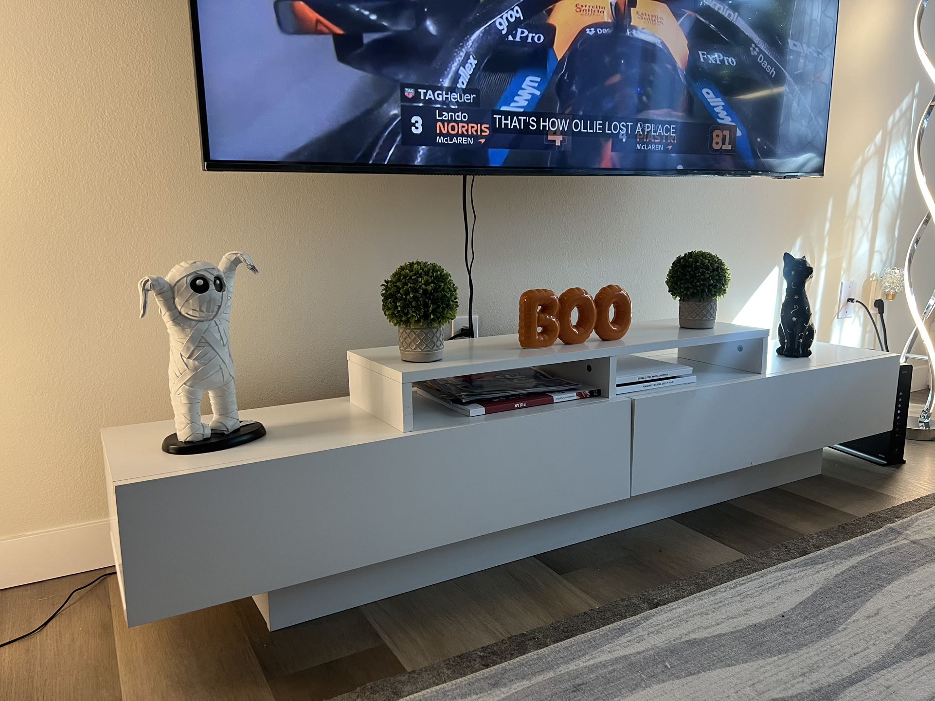 Modern White TV Stand – Excellent Condition - TV Up To 75”