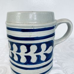 Colonial Williamsburg Pottery Lg Beer Mug Stein Salt Glazed Blue Oak Leaf - EUC