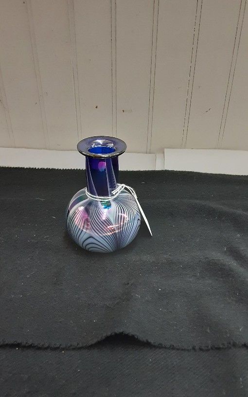 Vintage Pulled Feather Vase- Located In Shelton 