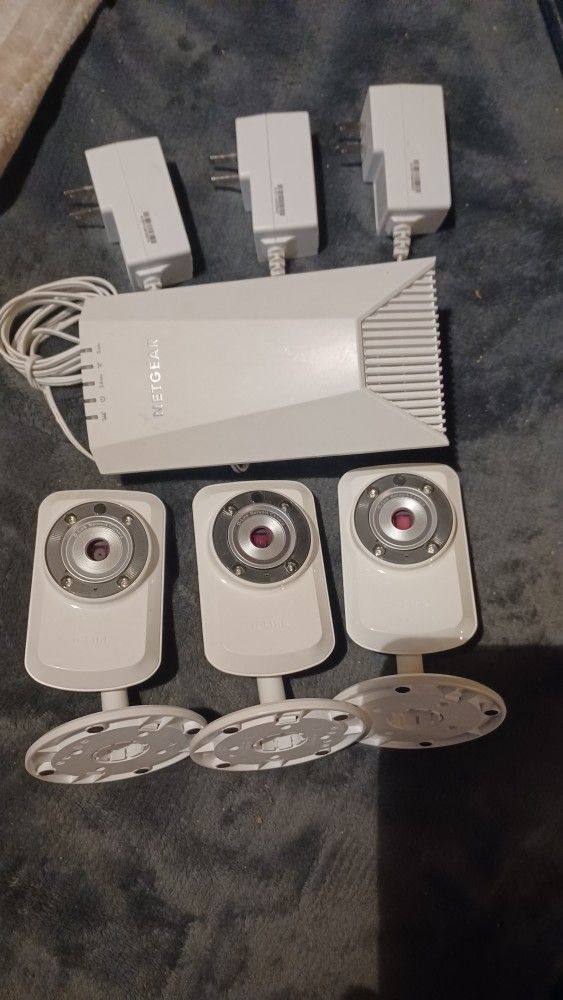 3 D-link Wirelress Camera's & 1 Netgear Wireless Roughter
