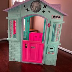 Little Tikes L.O.L. Surprise! Small Winter Disco Cottage Playhouse