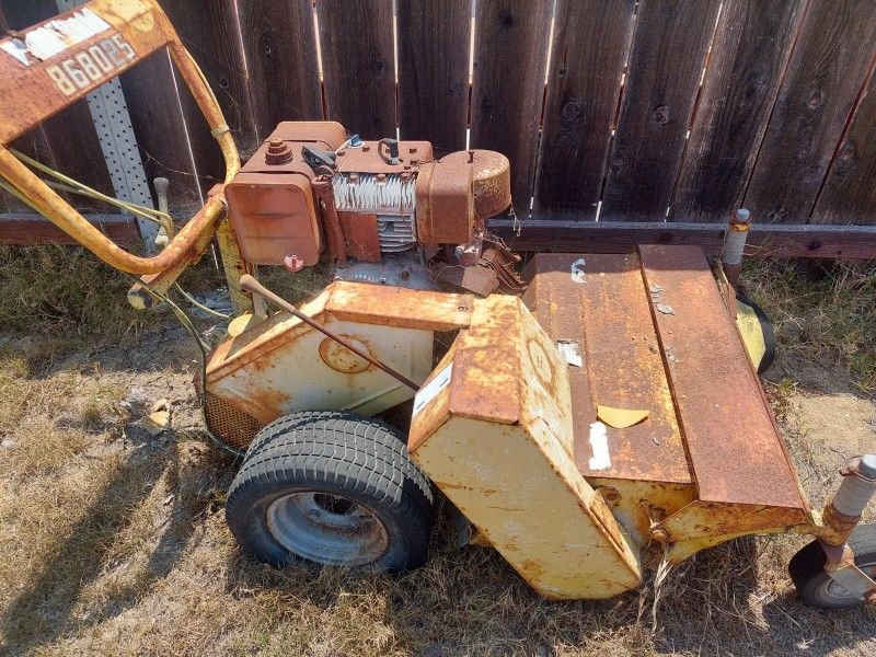 Maquina Para Cortar Zacate Tiene #50 Años