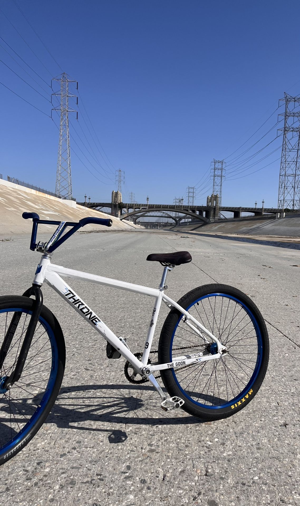 White And Blue Fxd Throne 29r