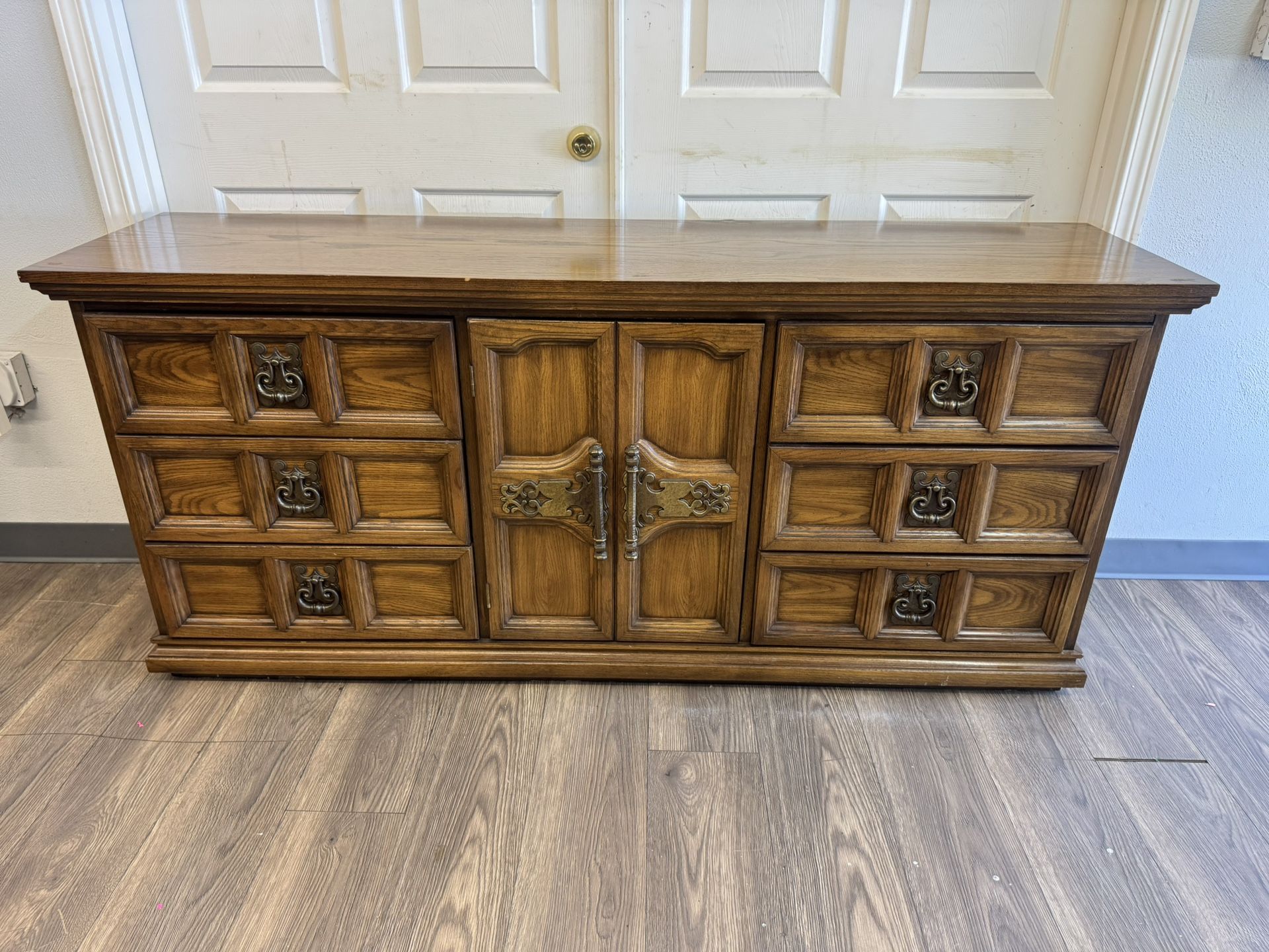 Vintage 9-Drawer Dresser w/ Matching Mirrors – Solid Wood – Ornate Hardware