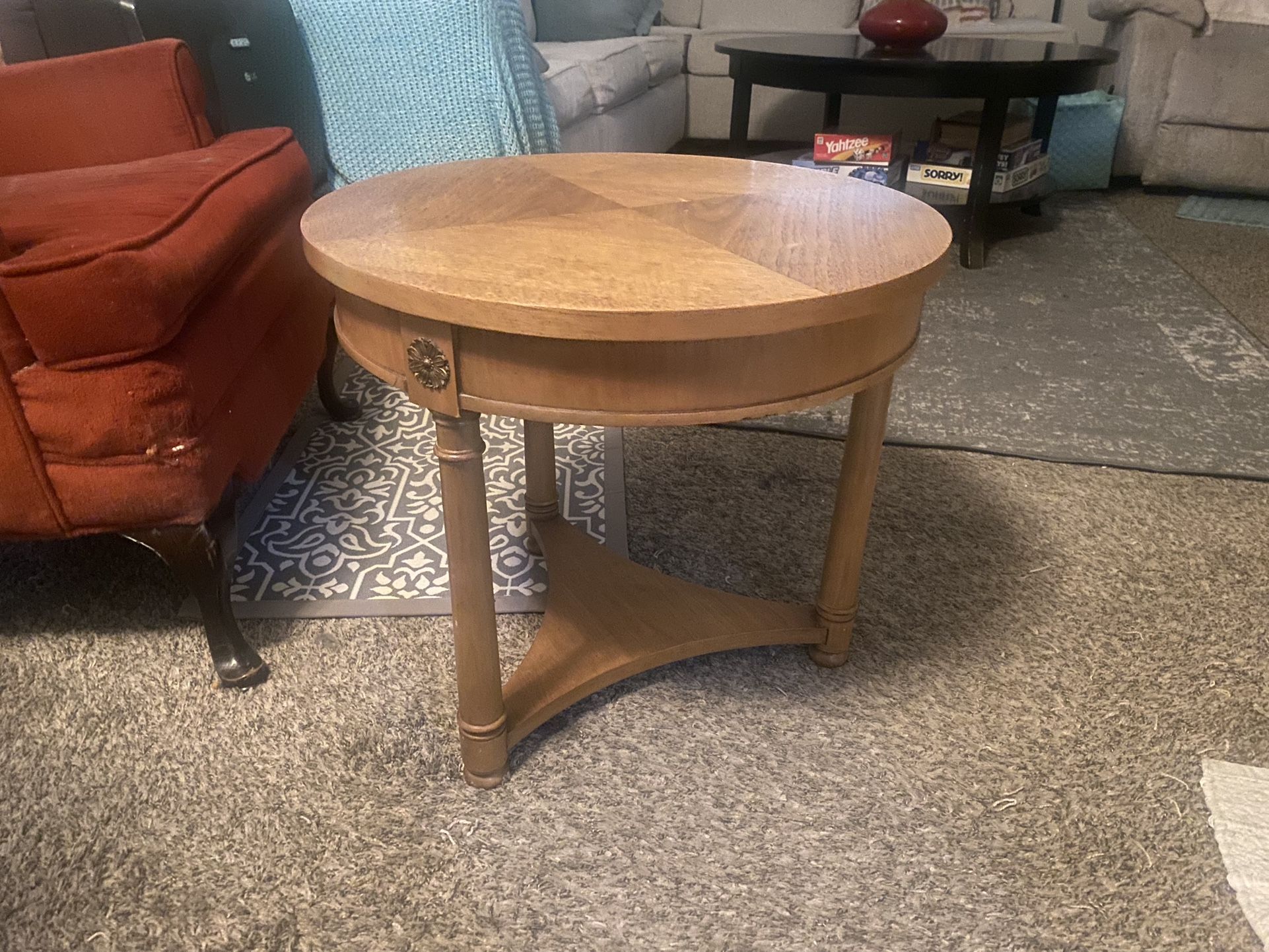 Beautiful little Vintage French Style End table. Good Condition