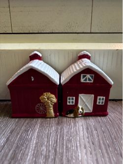Barn salt and pepper shakers