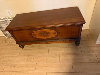 Cedar chest.   Like new.   Antique