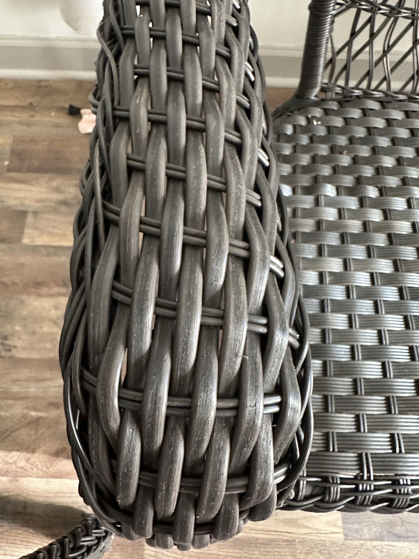 Excellent Condition Outdoor Patio Set & Free Coffee Table with Storage