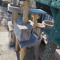 CAT SCRATCHING TOWER PLAY CENTERS $5-$10 PRICE RANGE. Could use vacuuming