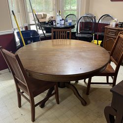 Round Kitchen Table w/ Leaf And 4 Chairs