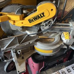 DEWALT Sliding Compound Miter Saw, 12-Inch (DWS779)