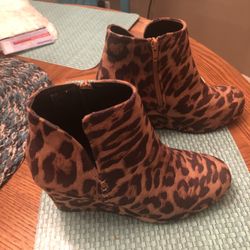 NEW BOUGHT AND NEVER WORN SIZE 61/2 